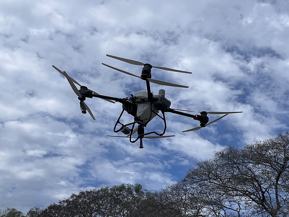 Drone pertanian DJI Agras T50 sedang terbang