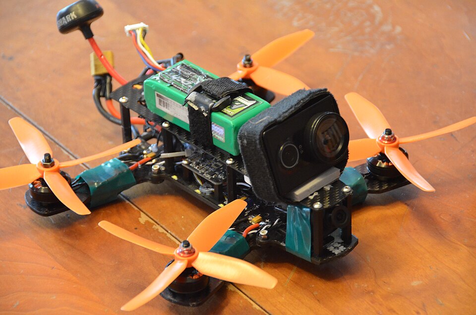 Drone lumba FPV berwarna oren