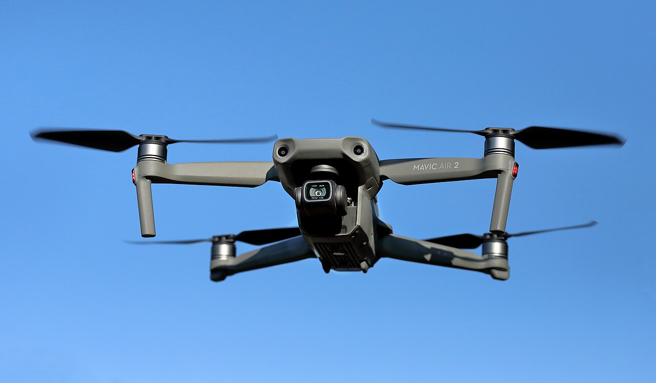 Drone DJI Mavic Air 2 sedang terbang di langit biru